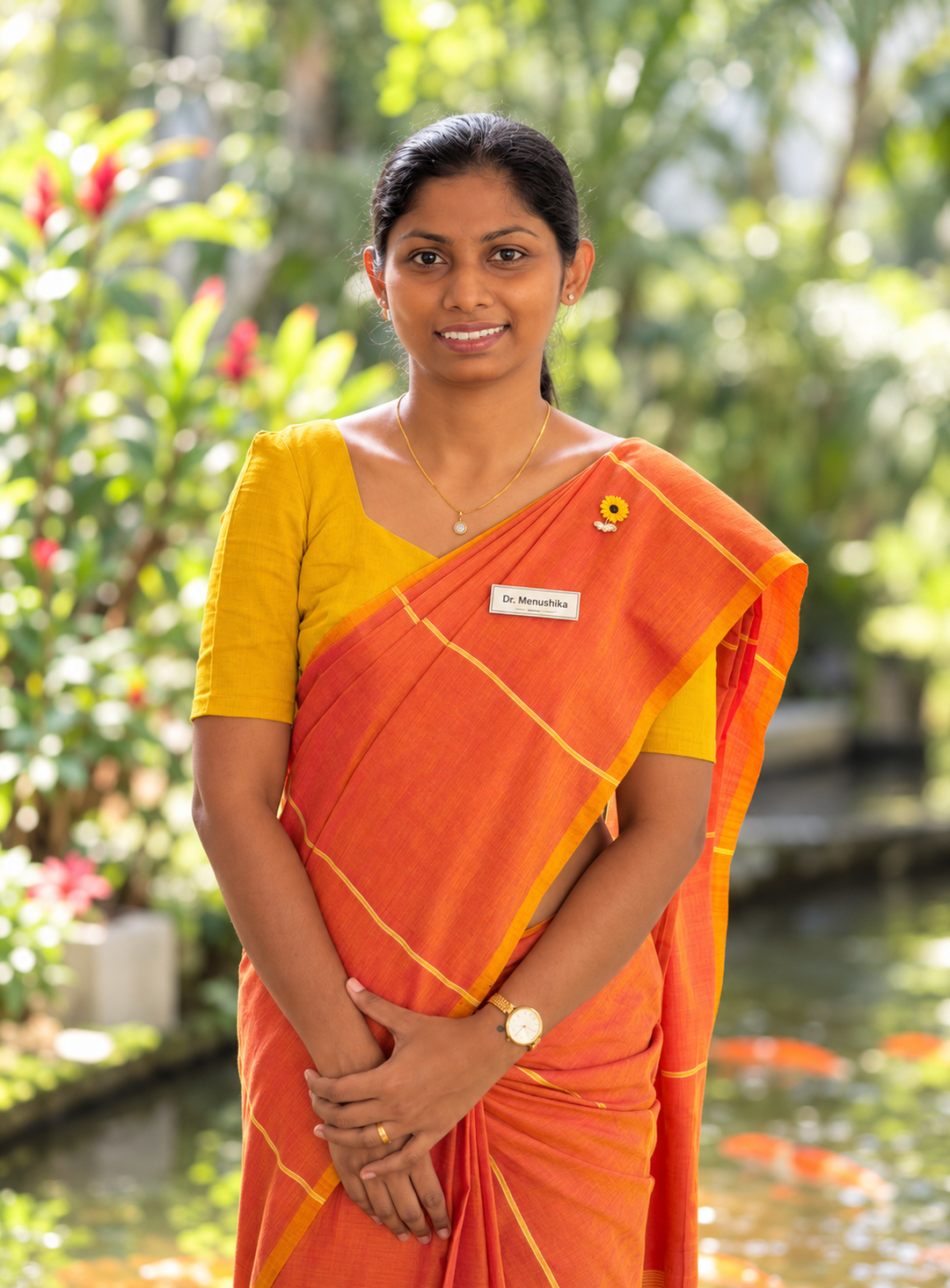 Die Ayurveda-Ärztin Dr. Menushika steht lächelnd im Shakti Villa Ayurveda-Resort. Dr. Menushika absolvierte ihr Ayurveda-Studium an der Universität Colombo und arbeitet seit einigen Jahren als Ärztin in der Shakti Villa auf Sri Lanka.